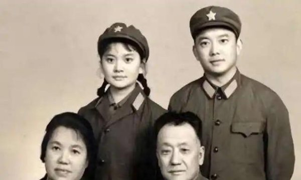 非常谋略 王静的舞台人生：离婚后独自带娃，60岁仍闪耀