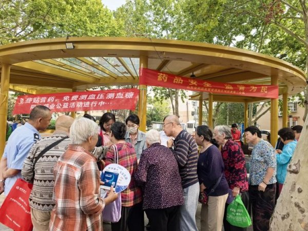 方舟配资 青岛：聚焦群众安全用药需求 “药品安全 监管为民” 活动走进社区护安康