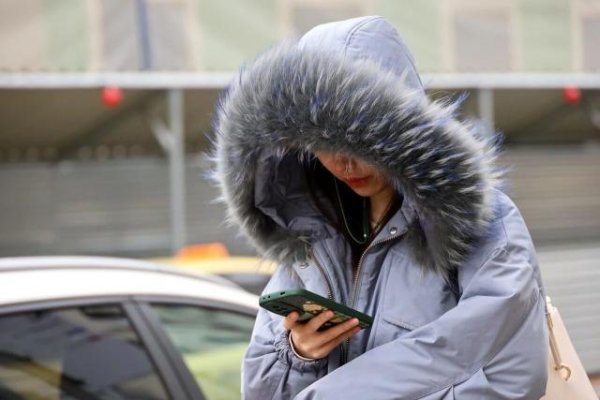九融配资 羽绒服里穿薄点才暖和！一个超简单的穿搭技巧，快收藏